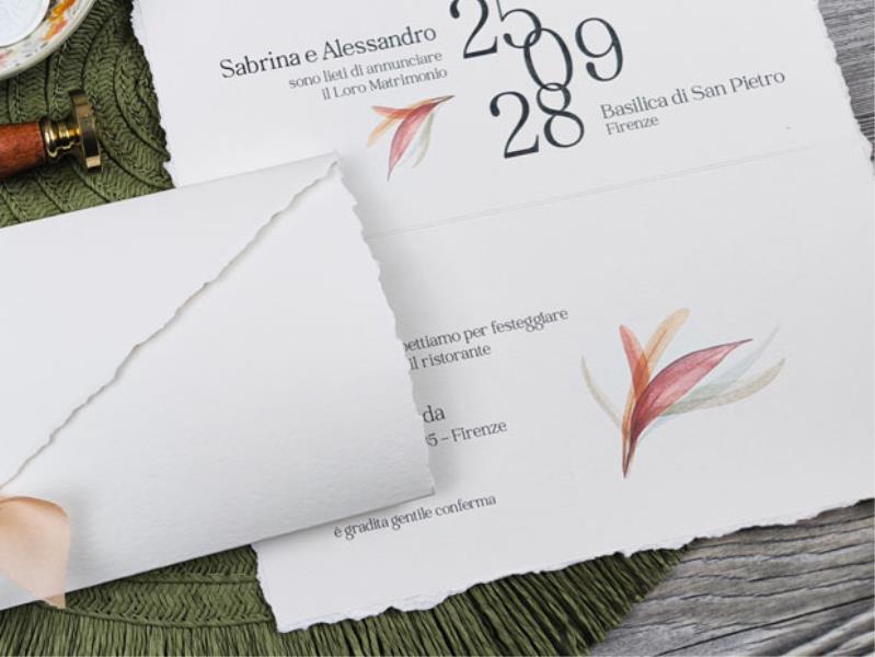 Partecipazione classica ed elegante, con carta strappata a mano, nastro in seta e ceralacca PIUME